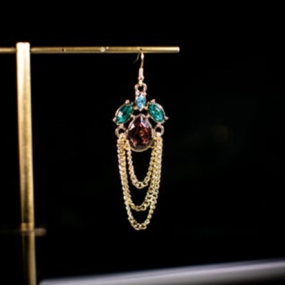 Fun and elegant cherry earring with chains - Picture 2 of 3